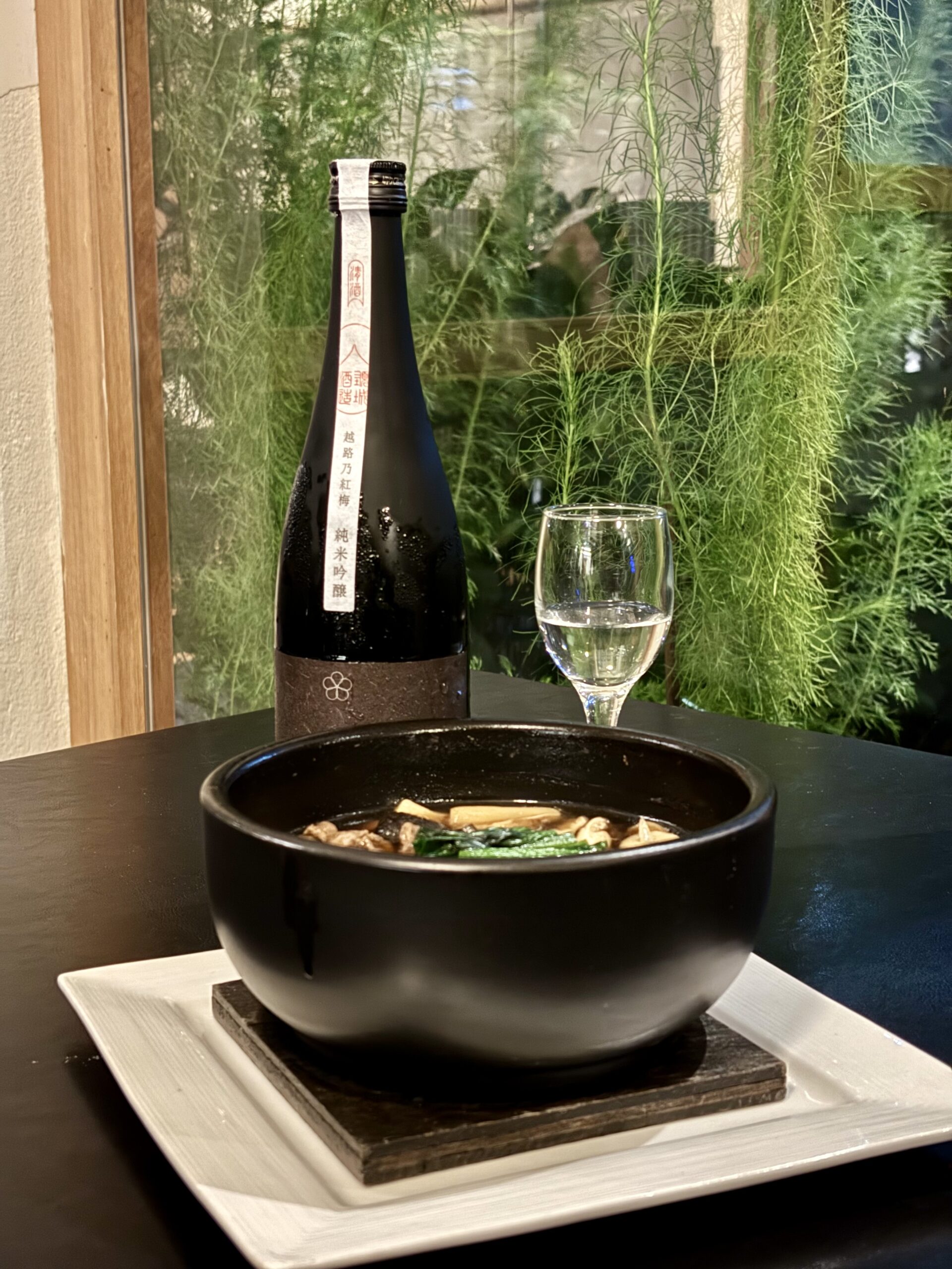 颈城酒造出品的“越路乃红梅”纯米吟酿与乌龙面配餐。（摄影：叶蓬玲）